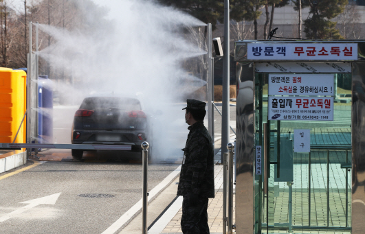 중국 후베이성 우한에서 3차 전세기를 통해 귀국하는 교민과 중국인 가족 등이 생활할 경기도 이천시 국방어학원에서 11일 오후 출입하는 차량 방역이 진행되고 있다.   /이천=연합뉴스