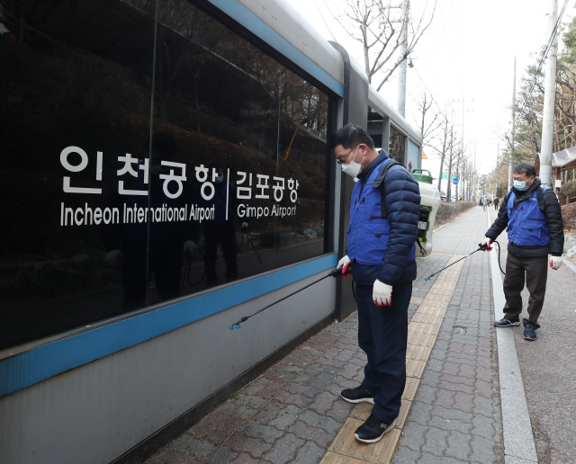 신종 코로나바이러스 감염증(신종코로나) 확산이 우려되고 있는 지난 2일 오후 경기도 수원시의 한 공항버스 정류장에서 장안구 보건소 관계자들이 방역작업을 하고 있다. /연합뉴스