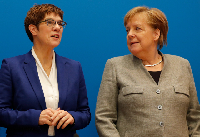 앙겔라 메르켈(오른쪽) 독일 총리가 10일(현지시간) 베를린에서 열린 기독민주연합(CDU) 지도부 회의에서 안네그레트 크람프카렌바우어 CDU 대표를 바라보며 이야기하고 있다. /베를린=AFP연합뉴스
