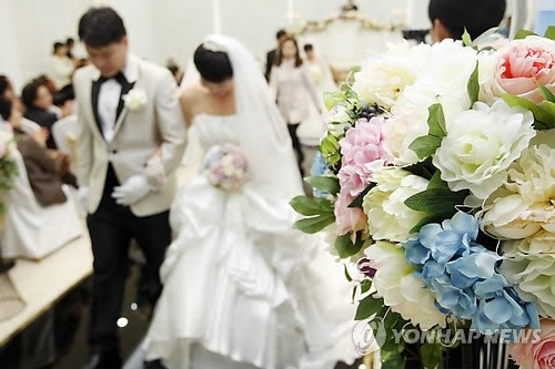 한 국제결혼 커플이 결혼식을 올리는 모습./연합뉴스