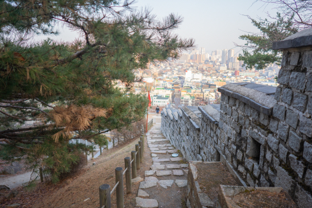 수원팔색길 화성성곽길을 따라 난 계단길