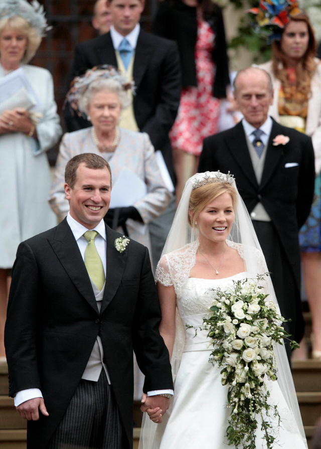 피터 필립스(앞줄 왼쪽) 부부가 지난 2008년 5월 17일(현지시간) 잉글랜드 남부 윈저에서 결혼식을 올린 뒤 웃고 있다. /윈저=로이터연합뉴스