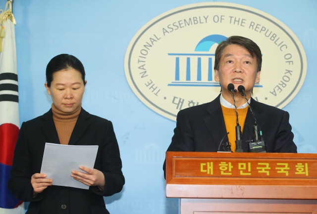 안철수 국민당 창당준비위원장이 11일 국회 정론관에서 사법정의 혁신방안을 발표하고 있다. 왼쪽은 권은희 의원./연합뉴스