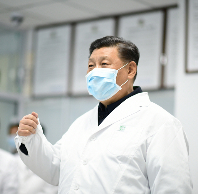시진핑 중국 국가주석이 10일(현지시간) 베이징의 디탄병원을 방문해 신종 코로나바이러스 감염증 입원 환자들의 진료 상황을 점검하고 있다. /베이징=신화연합뉴스