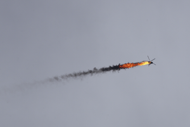 시리아 북서부 이들립주에서 미사일에 맞은 정부군 헬기가 추락하고 있다. /AP연합뉴스