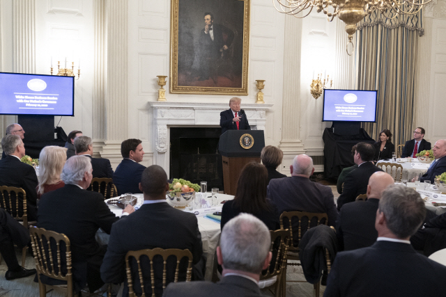도널드 트럼프(가운데) 미국 대통령이 10일(현지시간) 백악관에서 전국 주지사들이 참석한 가운데 열린 비즈니스 회의에서 발언하고 있다./워싱턴DC=AP연합뉴스