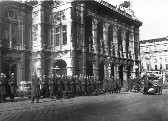 오스트리아 내전 당시 빈 오페라 음악당 앞에 도열한 연방군 병사들. /위키피디아
