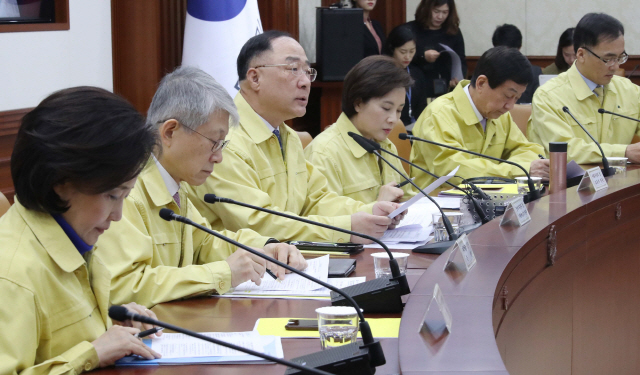 홍남기(왼쪽에서 3번째) 부총리 겸 기획재정부 장관이 12일 오전 정부서울청사에서 열린 제5차 신종 코로나바이러스 감염증 대응 경제관계장관회의 겸 제4차 경제활력 대책 회의를 주재하며 피해 중소기업 지원방안을 말하고 있다.맨왼쪽은 박영선 중소벤처기업부 장관. /연합뉴스