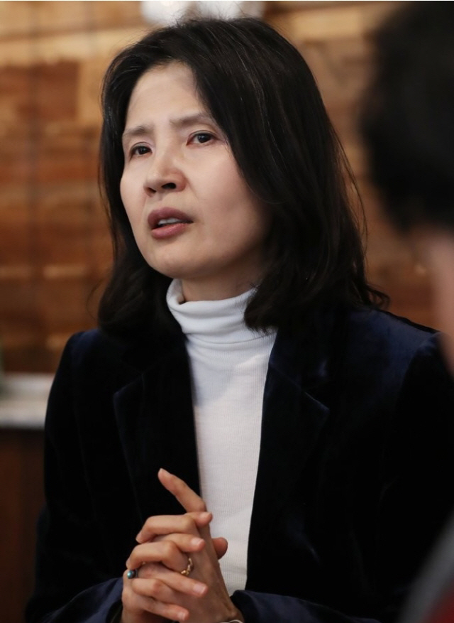 '미투운동 불씨' 최영미 시인 '내 詩의 '탐욕스런 돼지'는 문화계 권력인사'