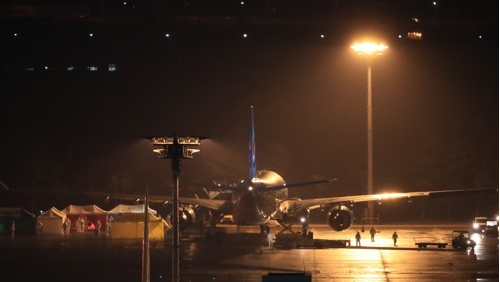 중국 후베이성 우한에 거주중인 교민들을 태운 전세기가 12일 오전 김포공항에 착륙해 활주로를 이동하고 있다./연합뉴스