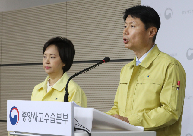 김강립 중앙사고수습본부 부본부장(보건복지부 차관)이 12일 오전 세종시 정부세종청사에서 신종 코로나바이러스 감염증 대응 중앙사고수습본부 상황점검회의 결과 등에 대해 브리핑하고 있다. 왼쪽은 이의경 식약처장. /연합뉴스