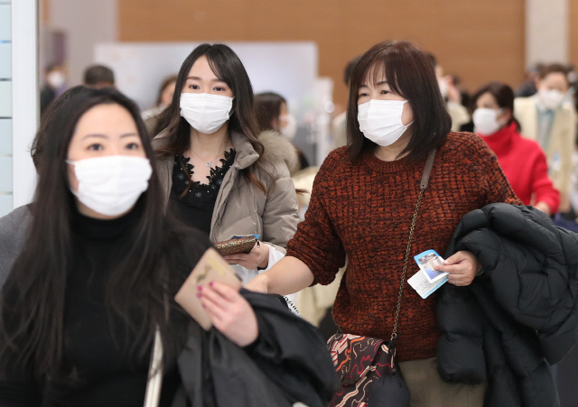 지난 9일 오후 마스크를 착용한 외국인 관광객들이 인천국제공항을 통해 입국하고 있다. /연합뉴스