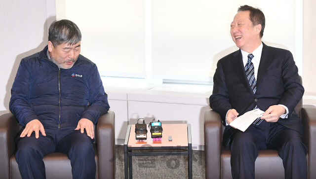 박용만(오른쪽) 대한상공회의소 회장과 김동명 한국노동조합총연맹 신임 위원장이 12일 오후 서울 중구 대한상의에서 상견례를 겸한 간담회를 갖고 있다./오승현기자 2020.02.12