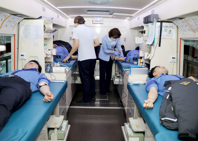 12일 인천 해양경찰청 앞 헌혈버스에서 해경 직원들이 헌혈을 하고 있다. /사진제공=해경