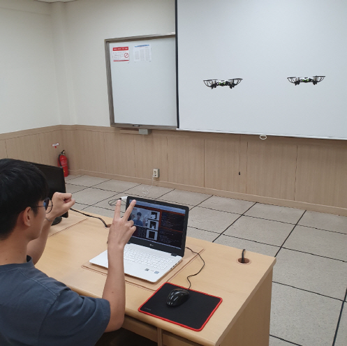 부경대 컴퓨터공학과 황준호(26)·임현정(29)·김하영(26) 학생 팀이 ‘영상처리 분석을 통한 드론 군집 비행시스템 개발’을 개발했다. 드론 군집 비행시스템 시연 장면./사진제공=부경대학교