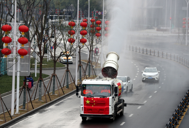 지난 10일 후베이성 우한 시내에서 방역차가 거리를 방역중이다. /로이터연합뉴스
