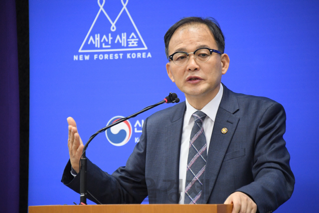 박종호 산림청장이 2020년 업무계획을 발표한 뒤 질의응답을 하고 있다. 사진제공=산림청