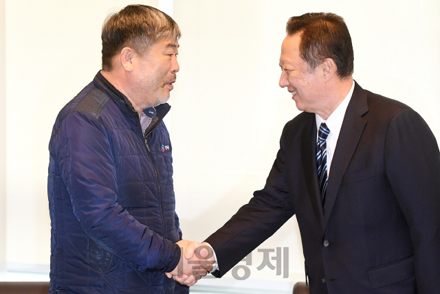 박용만(오른쪽) 대한상공회의소 회장과 김동명 한국노동조합총연맹 신임 위원장이 12일 오후 서울 중구 대한상의에서 만나 악수하고 있다. 김 위원장은 이날 상견례를 겸한 간담회를 위해 대한상의를 방문했다./오승현기자 2020.02.12