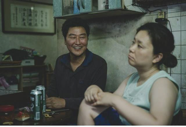 영화 ‘기생충’에서 극중 기택(송강호)이 충숙(장혜진)과 반지하방에서 필라이트를 마시고 있다. /사진제공=바른손이엔에이