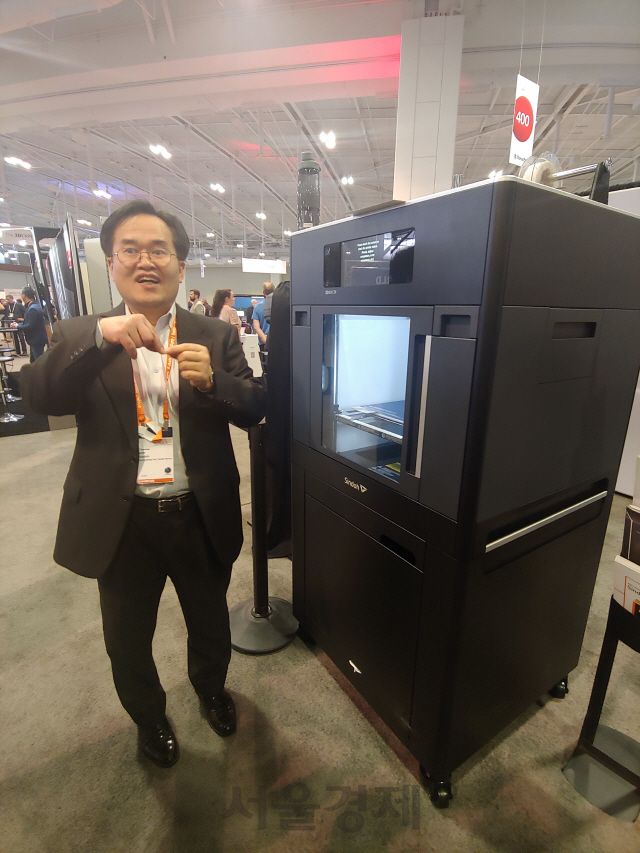 김기홍 신도 전략사업부장이 11일(현지시간) 미국 테네시주 내슈빌 뮤직시티센터에서 열린 ‘3D익스피리언스월드 2020’에서 자사의 3D프린터에 대해 설명하고 있다./백주원기자