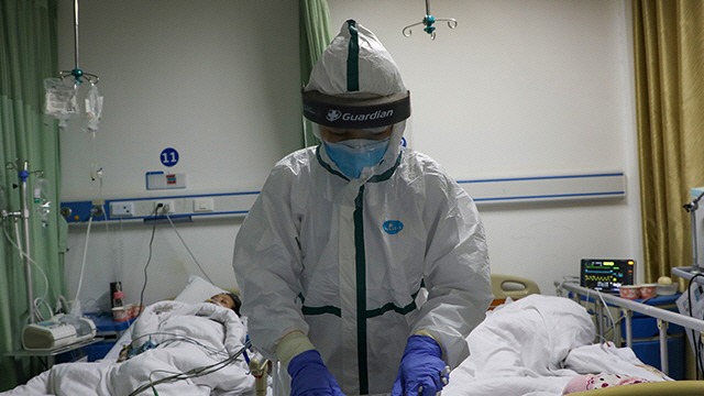 중국 내에서 추가적으로 신종 코로나바이러스 감염증 사망자와 확진자가 늘고있다. /연합뉴스