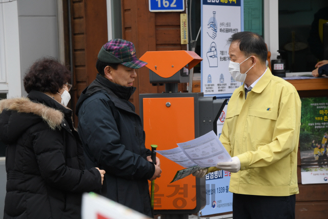 박종호(사진 오른쪽 첫번째) 산림청장이 국립상당산성자연휴양림에서 입장객을 대상으로 코로나19 예방 행동 수칙을 안내하고 있다. 사진제공=산림청