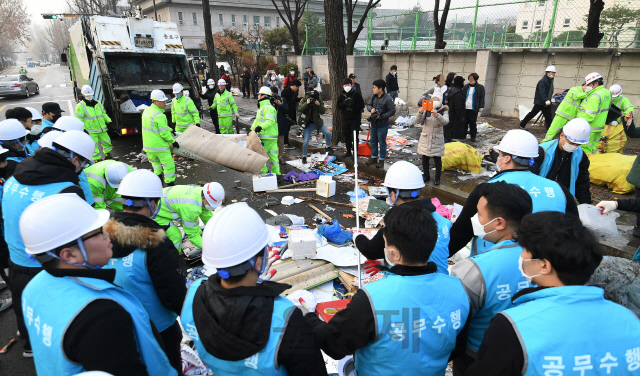 13일 오전 서울 종로구청 관계자들이 청와대 사랑채 인근에 설치돼 있던 문재인하야범국민투쟁본부(범투본)와 전국교직원노동조합(전교조) 등 9개 단체 천막 13동과 적치물을 철거하는 행정대집행을 벌이고 있다./오승현기자 2020.02.13