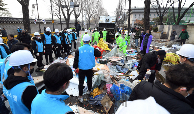 13일 오전 서울 종로구청 관계자들이 청와대 사랑채 인근에 설치돼 있던 문재인하야범국민투쟁본부(범투본)와 전국교직원노동조합(전교조) 등 9개 단체 천막 13동과 적치물을 철거하는 행정대집행을 벌이고 있다./오승현기자 2020.02.13