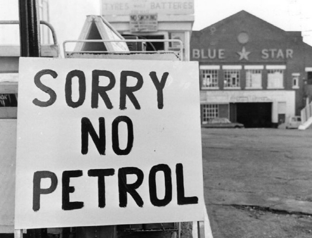 1973년 ‘석유 없음’을 알린 미국 주유소의 표지판. 1971년 테헤란 협정은 석유 위기의 전조였다. /플리커