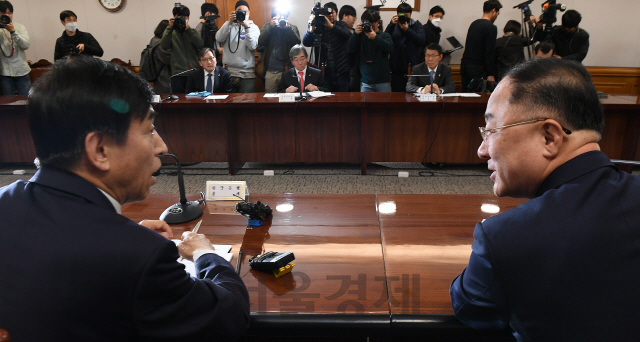 홍남기(오른쪽) 경제부총리와 이주열(왼쪽) 한국은행 총재가 14일 서울 중구 은행회관에서 열린 '거시경제 금융회의'에 참석해 대화하고 있다. 홍 부총리와 이 총재, 은성수 금융위원장, 윤석헌 금융감독원장 등이 참석한 이날 회의에서 '코로나19' 관련 국내외 금융시장 동향 및 대응방향이 논의됐다./오승현기자 2020.02.14