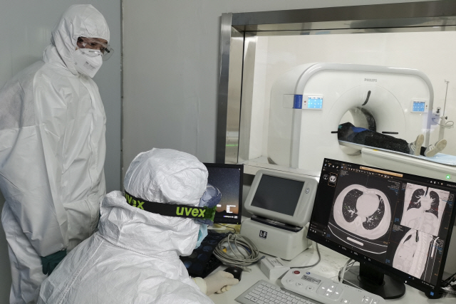 중국 우한의 훠선산 임시 병원에서 9일 의료진이 한 신종 코로나바이러스 감염증 환자의 폐를 스캔하고 있다. /연합뉴스