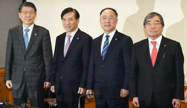 은성수(왼쪽부터) 금융위원장, 이주열 한국은행 총재, 홍남기 경제부총리, 윤석헌 금융감독원장이 14일 서울 중구 은행회관에서 열린 '거시경제 금융회의'에 참석해 회의에 앞서 기념촬영을 하고 있다. 이날 참석자들은 '코로나19' 관련 국내외 금융시장 동향 및 대응방향 등을 논의했다./오승현기자 2020.02.14