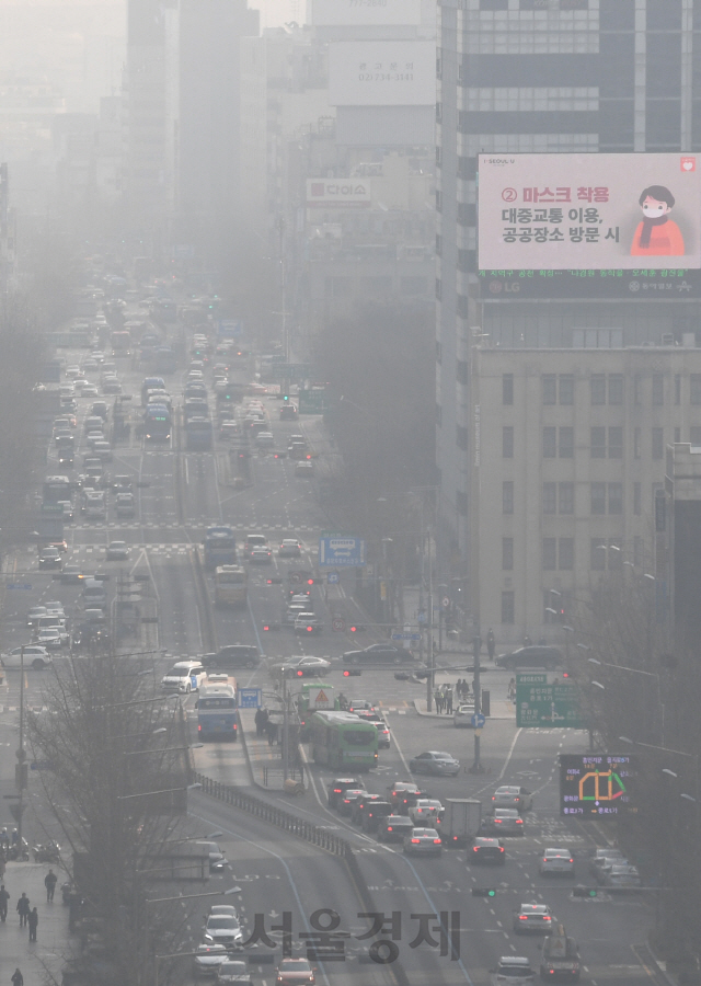 수도권 미세먼지 농도가 '나쁨' 수준을 보인 14일 서울 광화문 도심이 뿌옇게 보이고 있다. 국립환경과학원은 