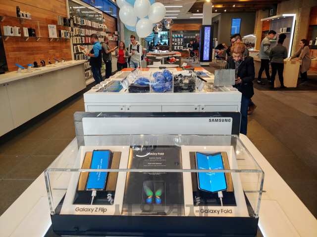 미국 샌프란시스코 파웰역 주변 AT&T 매장에 삼성전자 폴더블폰 갤럭시Z플립과 갤럭시 폴드가 전시돼 있다./권경원기자