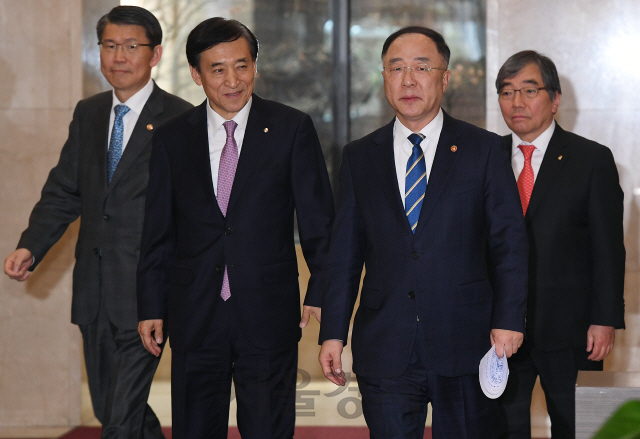 은성수(왼쪽부터) 금융위원장, 이주열 한국은행 총재, 홍남기 경제부총리, 윤석헌 금융감독원장이 14일 오후 서울 중구 은행회관에서 열린 '거시경제 금융회의'를 마친 뒤 브리핑 장소로 향하고 있다. 이날 회의에서는 '코로나19' 관련 국내외 금융시장 동향 및 대응방향 등이 논의됐다./오승현기자 2020.02.14