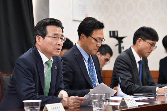 김용범(왼쪽) 기획재정부 1차관이 지난달 31일 정부서울청사에서 열린 서비스산업혁신TF에서 모두발언을 하고 있다./사진제공=기재부