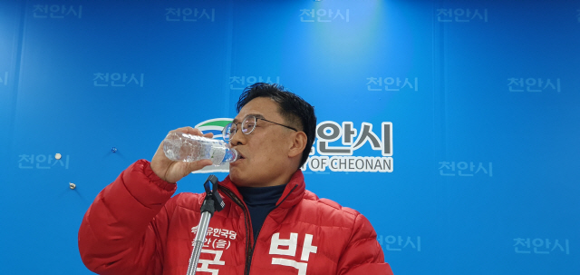 박찬주 전 육군대장이 14일 충남 천안시청 브리핑실에서 기자회견을 하는 도중 물을 마시고 있다. /연합뉴스