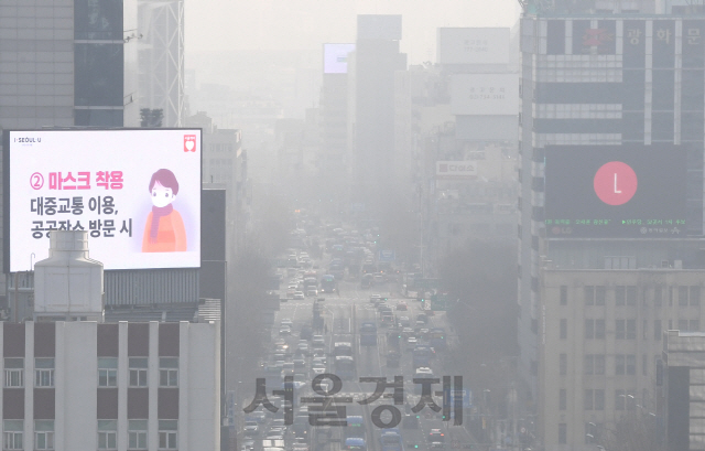 수도권 미세먼지 농도가 '나쁨' 수준을 보인 14일 서울 광화문 도심이 뿌옇게 보이고 있다. 국립환경과학원은 