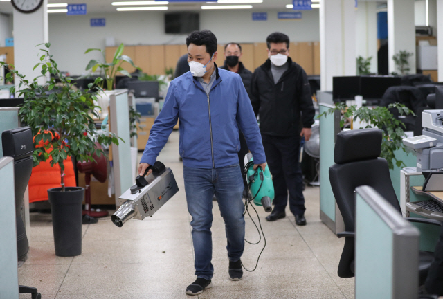 지난 6일 광주 북부경찰서 유치장에 입감 중이던 대만인 보이스피싱 범인이 기침을 하는 등 코로나19 증상을 호소해 보건당국이 병원으로 이송한 뒤 경찰서를 방역하고 있다. /연합뉴스