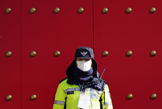 지난 6일 서울 중구 주한 중국대사관 앞에서 마스크를 쓴 경찰이 근무를 서고 있다. /연합뉴스