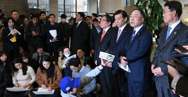 은성수(오른쪽부터) 금융위원장, 홍남기 경제부총리, 이주열 한국은행 총재, 윤석헌 금융감독원장이 14일 오후 서울 중구 은행회관에서 열린 '거시경제 금융회의'를 마친 뒤 회의 결과를 브리핑하고 있다. 이날 회의에서는 '코로나19' 관련 국내외 금융시장 동향 및 대응방향 등이 논의됐다./오승현기자 2020.02.14