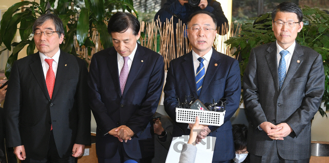 은성수(오른쪽부터) 금융위원장, 홍남기 경제부총리, 이주열 한국은행 총재, 윤석헌 금융감독원장이 14일 오후 서울 중구 은행회관에서 열린 '거시경제 금융회의'를 마친 뒤 회의 결과를 브리핑하고 있다. 이날 회의에서는 '코로나19' 관련 국내외 금융시장 동향 및 대응방향 등이 논의됐다./오승현기자 2020.02.14