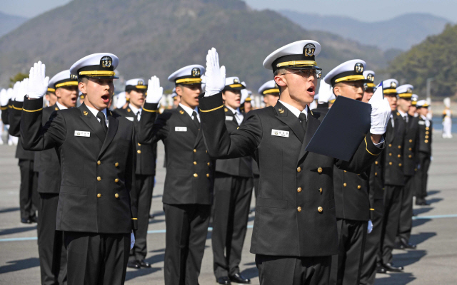 14일 경남 창원시 진해구 해군사관학교에서 열린 78기 사관생도 입학식에서 생도들이 한 손을 들고 선서를 하고 있다. /사진제공=해군사관학교