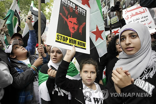 시리아 출신 미국인들이 지난 2012년 뉴욕 유엔본부 밖에서 바샤르 알 아사드 시리아 대통령을 축출하라는 집회를 열고 있다./연합뉴스