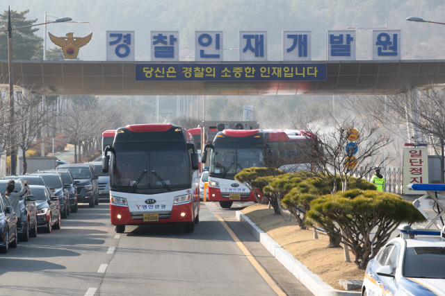 코로나19로 2주간 격리됐던 우한 교민 193명이 15일 오전 충남 아산시 초사동 경찰인재개발원을 떠나고 있다./연합뉴스