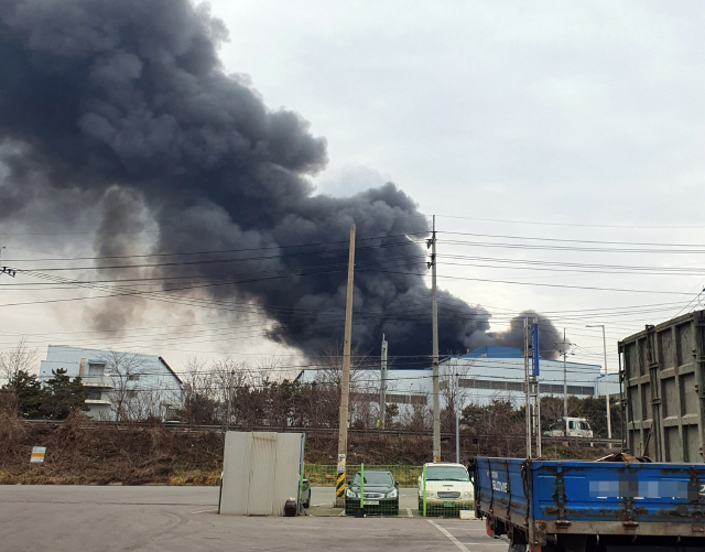 15일 오후 1시 31분께 충남 당진시 송악읍 동부제철 수처리 공장에 불이 나면서 검은 연기가 하늘로 치솟고 있다./연합뉴스