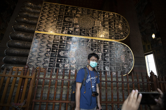지난 7일(현지시간) 태국 방콕의 한 관광지에서 관광객이 마스크를 쓰고 있다./방콕=AP연합뉴스