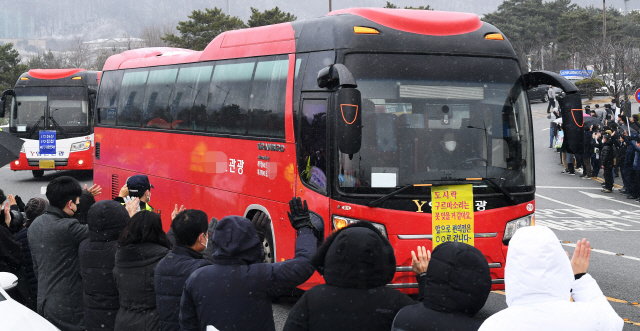 '코로나19' 진원지인 중국 후베이성 우한에서 2차 전세기로 귀국해 충남 아산시 경찰인재개발원에서 14일간 격리생활을 마친 교민들이 16일 오전 아산 시민들의 환송을 받으며 일상으로 돌아가고 있다./아산=오승현기자 2020.02.16