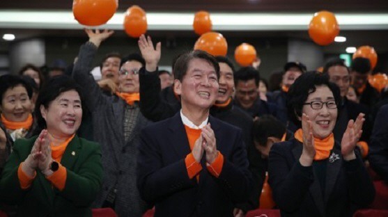 국민의당 안철수 창당준비위원장이 16일 오전 국회 의원회관에서 열린 국민의당 서울특별시당 창당대회에서 참석자들과 풍선 날리기 퍼포먼스를 하고 있다. /연합뉴스