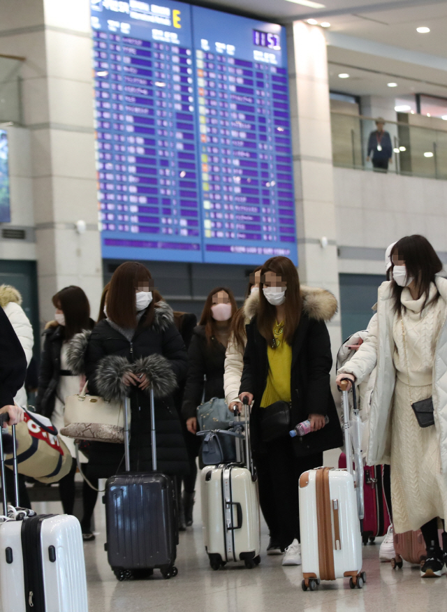 16일 오전 일본인 여행객들이 인천국제공항 1터미널을 통해 입국하고 있다. /연합뉴스